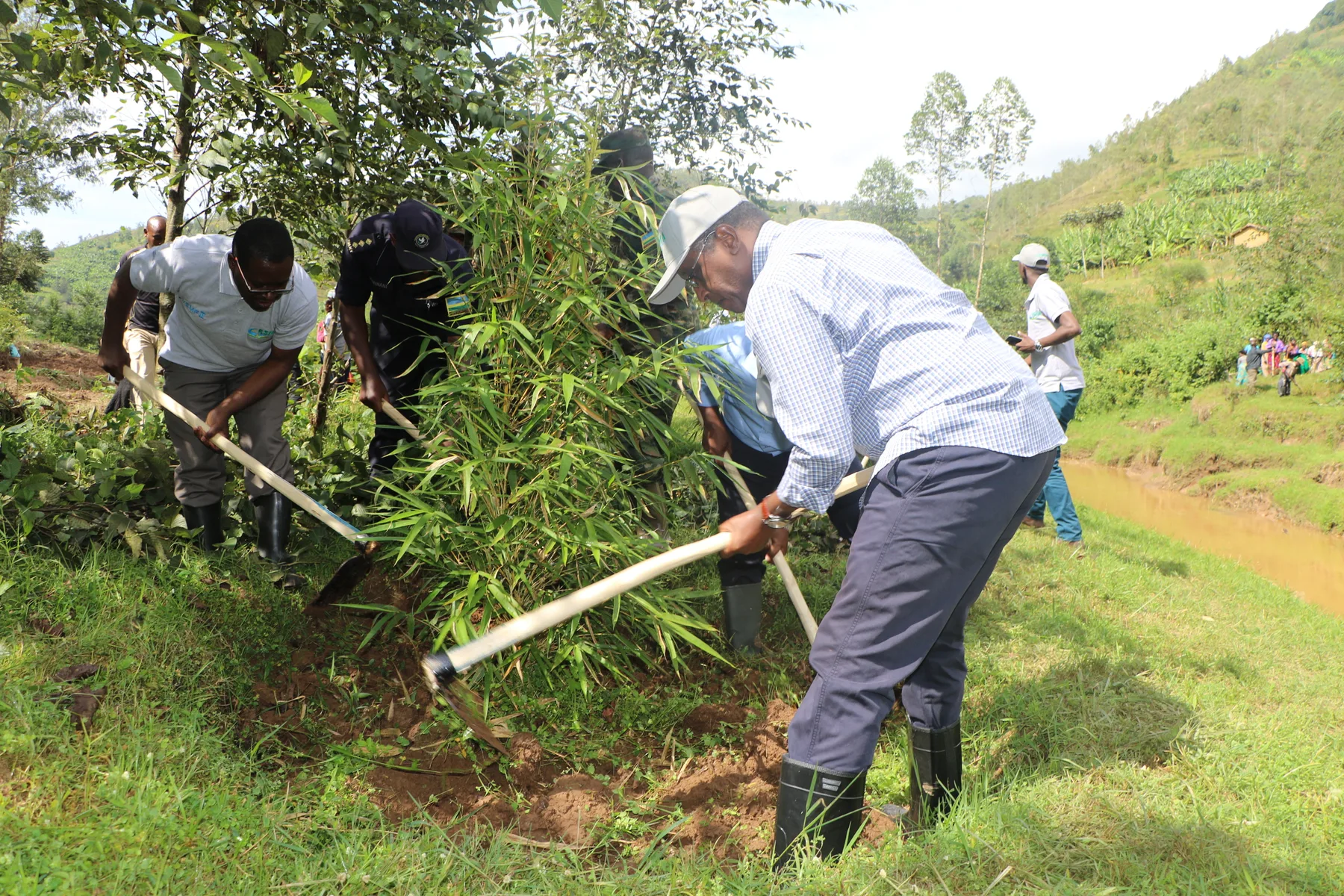 Abitabiriye ibikorwa byo kurengera ibidukikije hafi y’uruzi rwa Base muri Gakenke mu 2017