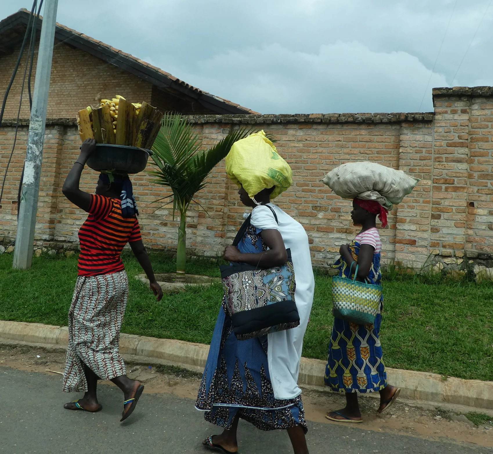 Abahinzi bajyana umusaruro ku isoko muri Gakenke